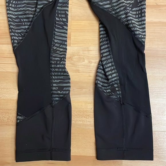 Lululemon crops with side pockets and mesh detailing - Picture 7 of 11